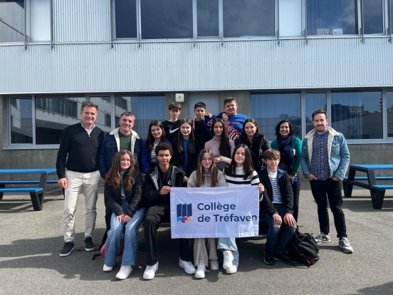 Una delegación española en el colegio